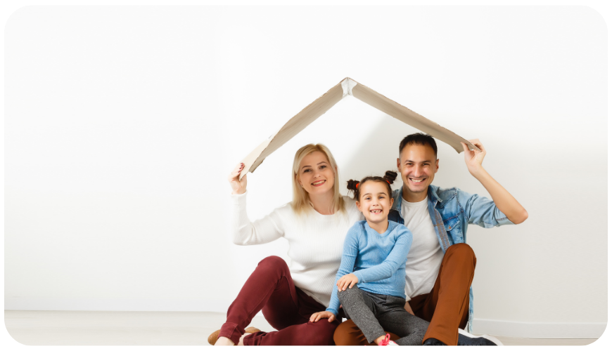 Não Cometa Este Erro: Porque Deve Ter Cobertura de Fenómenos Sísmicos no Seu Seguro Multirriscos Habitação Família segura em casa com cobertura de fenómenos sísmicos