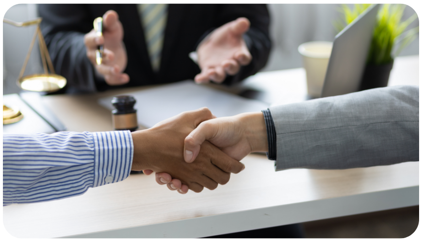 Não Cometa Este Erro: Porque Deve Ter Cobertura de Fenómenos Sísmicos no Seu Seguro Multirriscos Habitação Mediador de seguros auxiliando na escolha de cobertura adequada