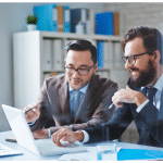 Benefícios dos Seguros Empresariais em Tempos de Crise: Multirriscos, Responsabilidade Civil e Mais Empresário a discutir opções de seguros com um consultor