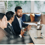 Gestão Financeira: Dicas e Importância para Otimizar a Gestão Financeira da Sua Empresa Empresário a discutir estratégias financeiras com um consultor Title: Gestão Financeira: Dicas e Importância para Otimizar a Gestão Financeira da Sua Empresa