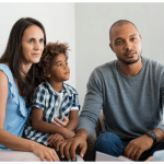 Melhores Seguros de Saúde em Portugal: Encontre a Cobertura Ideal para Si Família a discutir opções dos Melhores Seguros de Saúde em Portugal com um consultor