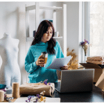 Vantagens dos Seguros de Acidentes Pessoais para Trabalhadores Independentes: O Que Cobre, Tipos e Custos Trabalhador independente a discutir opções de seguros de acidentes pessoais com um consultor