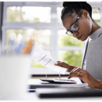 Como a Digitalização Pode Transformar a Gestão de Contabilidade: Vantagens e Funcionamento da Contabilidade Digital Contabilista a utilizar software de contabilidade digital