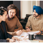 A Importância de um Planeamento Fiscal Eficiente com Consultoria Fiscal Especializada Consultor fiscal a discutir planeamento com um empresário