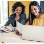 Estratégias para Garantir a Saúde Financeira da Empresa Consultor financeiro a discutir estratégias de saúde financeira com um empresário