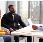 Principais Desafios na Gestão de Contabilidade para Pequenas Empresas Empresário a discutir contabilidade com um consultor