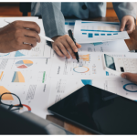 A Importância da Contabilidade para as Empresas: Como Evitar Erros Comuns e Garantir o Sucesso Empresarial Consultor a discutir contabilidade com um empresário