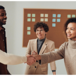 Como abrir empresa em Portugal em 2025: Guia passo a passo completo Empresário a assinar documentos para abrir empresa em Portugal em 2025 com apoio de um contabilista.