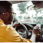 Como Abrir Empresa TVDE em Portugal em 2025: Guia Completo de Custos, Documentação e Requisitos Fiscais Motorista TVDE em Portugal a conduzir um carro com plataforma Uber, Bolt ou Free Now, representando a abertura de uma nova empresa.