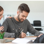 IRS Jovem 2025: Como Funciona, Quem Tem Direito e Como Declarar Sem Erros Jovem preenchendo a declaração do IRS Jovem no Portal das Finanças para garantir a isenção fiscal.